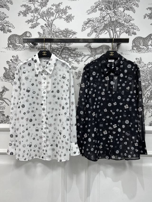小香风 25春夏新款 品牌Logo印花透视衬衫 轻薄材质 时髦洋气微透视设计 满印品牌Logo图案装饰点缀 展示经典永恒时尚 宽松的版型剪裁 增加了慵懒随性的调