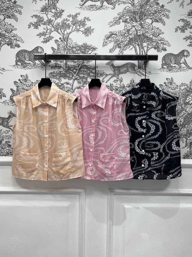 小香风 25春夏新款 四叶草Logo印花系列 翻领无袖衬衫+翻领长袖衬衫 小翻领衬衫设计 上身超拉身材比例 视觉显高显瘦 经典的品牌Logo印花 时髦又高级 上
