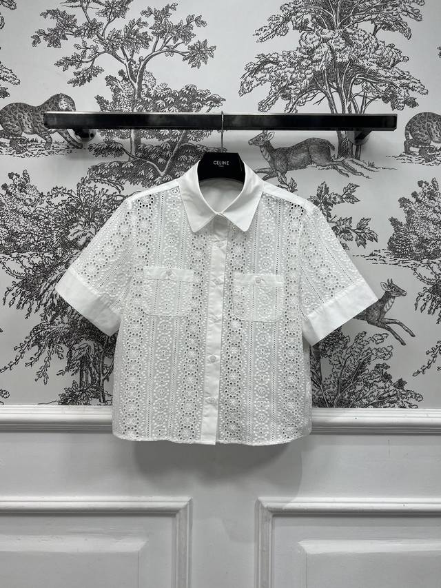 Ce家 25春夏新款 凯旋门蕾丝翻领短袖衬衣 优雅的凯旋门蕾丝面料 简洁利落的剪裁 完全不挑身材 小个子也能轻松驾驭 搭配小吊带若隐若现的感觉带有小性感又吸睛