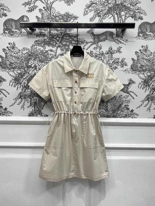 Miu 25春夏新款 翻领短袖工装风连衣裙 工装风口袋字母装饰 口袋超大超级实用 工装系列真的很慵懒风很酷 polo领宽松又显瘦 抽绳收腰腰带 上身完美分割身材