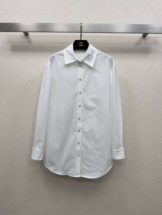 25Ss Chane *25春夏系列新款 经典刺绣白衬衫 面料做的立挺更有胫骨 不挑场合也不挑搭配 翻领单排扣 独特的领口刺绣 点缀 廊版版型设计 宽松却不失精