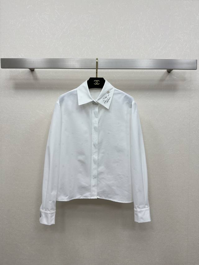 25Ss Chane 早春新品 法式优雅衬衫 随意塑造各种风格穿搭 领口珠片双C设计 定制面料双C 印花 气质白富美超级减龄神器 版型剪裁上身随性优雅 本季必入