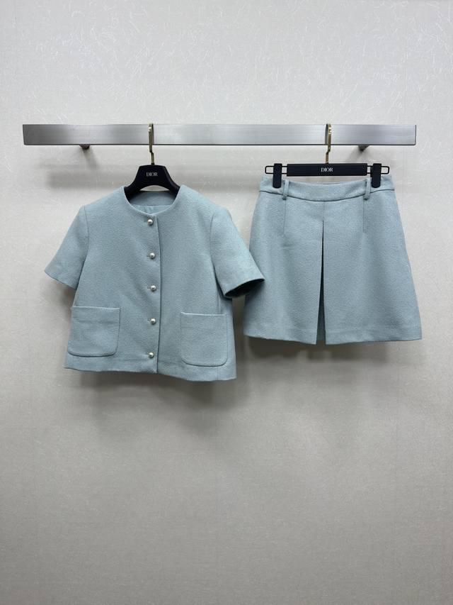 Dio*25Ss春夏新品 套装 圆领短袖上衣搭配短裤 一套上身气质名媛风 定制纽扣Cd 设计版型百搭不挑人 做工品质看细节 两色Sml. 上衣半裙