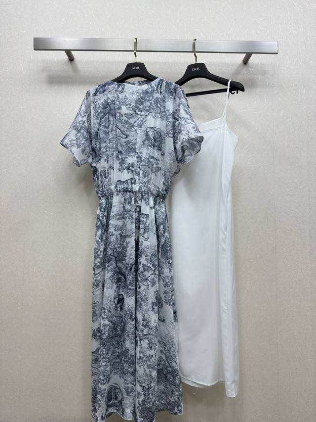 25Ss Dio *春夏新款 动物丛林印花飞袖长款连衣裙 内搭吊带设计 经典大气的动物丛林印花图案 高调大气又时髦 收腰收褶裙摆 优雅又有质感 内搭优雅浪漫知性