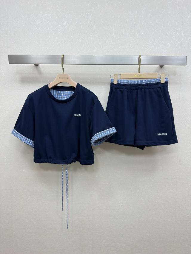 25Ss Miumi *新款 圆领运动套装 上衣裙裤 休闲时髦 领口格子袖口撞色设计 字母标志 懒人必备 一套搭起来秒Get甜酷叛逆的少女感 不管是日常休闲还是
