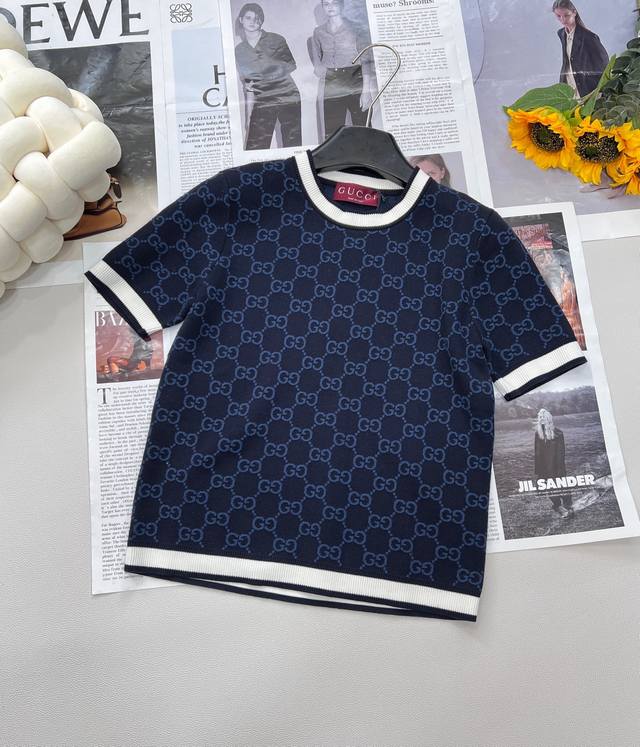 Gucci2025新款双G提花针织短袖 定制纱线织造 质感舒适 透气好穿 短袖针织上衣剪裁 双色交织满印菱格分布双G字母提花 定色定染工艺 完美还原品相 圆领恰