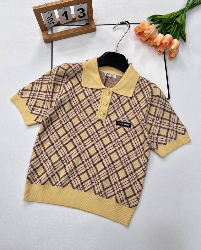Miumiu新款菱格polo领针织短袖 是衣橱中不可多得的时尚单品 经典polo领设计 自带优雅干练气质 修饰颈部线条 展现出利落的时尚态度 菱格纹图案遍布衣身