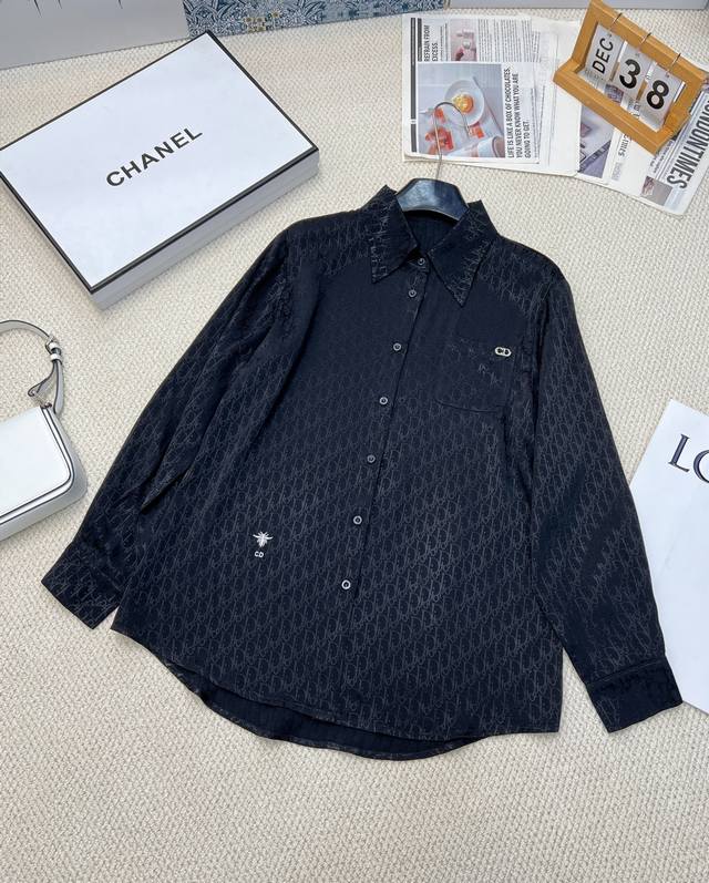 Dior 经典款丝绸缎面提花衬衫 原版购入开发 拆分测量 版型绝对1:1 提花面料 手感丝滑细腻有垂感 老花图案清晰有珠光 超有质感 小蜜蜂刺绣栩栩如生 胸前C