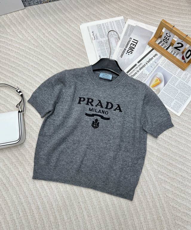 prada 经典字母立体字母刺绣针织毛衣短袖.....衣服千千万 好看的经典毛衣最好看哈哈自带高级感 都不挑人 经典爆款在线延续 这个版型谁都能轻松Hold住