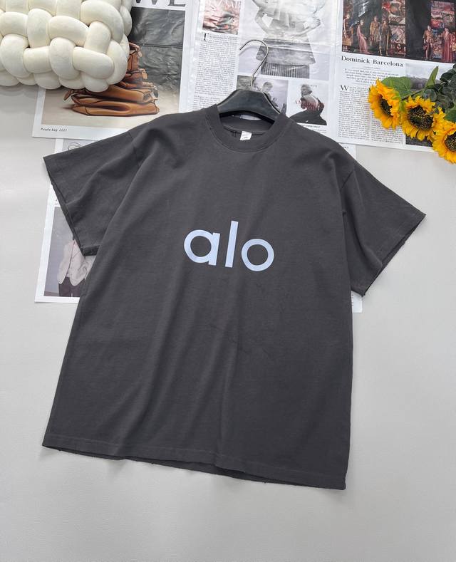 Alo新款反光字母做旧T恤 独特做旧工艺 像是承载了时光故事 每一处磨损 褪色 都自带随性不羁态度 让基础款T恤瞬间告别单调 轻松成为街头焦点 胸口醒目反光字母