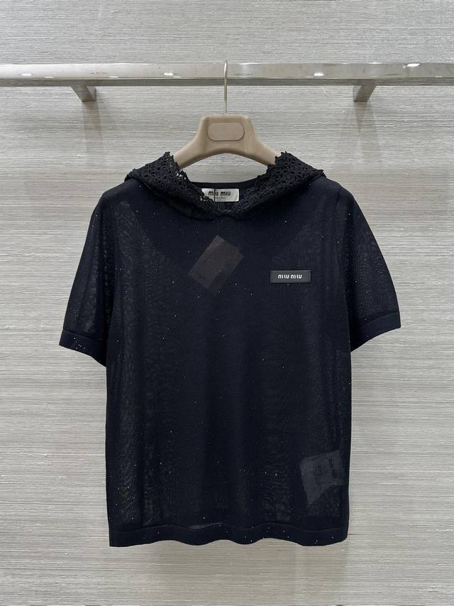 独家首发 爆单推荐 Miu系25春夏新品 衣橱必备叠搭神器 微透薄款蕾丝连帽针织短袖上衣 气质宽松版型绝绝子 定制纱线细腻柔软的手感超赞 徽章Logo字母低调奢