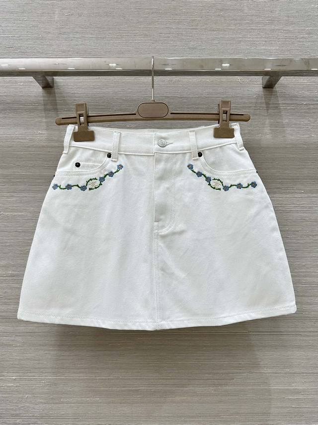 高端原单品质Ce 25春夏新品 女神必备小白裙 中高腰牛仔半裙 进口洗水工艺白牛仔 小花卉刺绣图案高级又时髦 衣橱必备的万年搭 每年必出的经典版型上身巨显瘦 妈