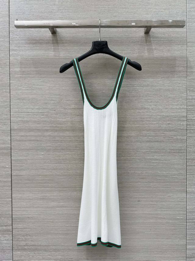 独家首发 女神必入单品 Gu* 25春夏新品 交叉背设计背心连衣裙 经典红绿配色撞边设计 瑞士机重工定位缕孔嵌花工艺贯穿时髦高级感 天丝羊毛纱线质感超赞 收腰设