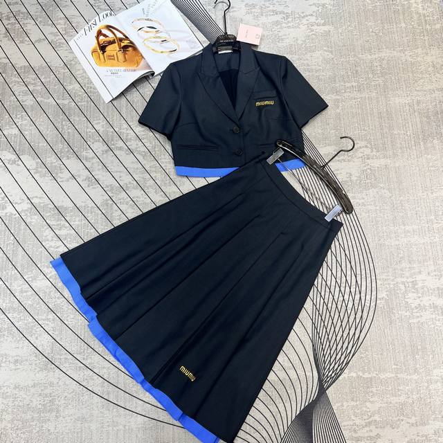 miu Mi*25Ss春夏新款套装 短款翻领上衣+高腰压褶半身裙 胸前刺绣Lo7O 拼接假两件设计 定制西装面料手感柔软舒适 时尚高端大气 减龄白搭衣橱必 灰色