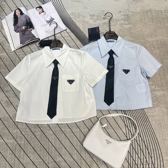 pr141 普拉达2025夏季新款衬衣 正面贴袋钉三角标 这款微微短裁的府绸质感衬衫于极简主义设计中散发现代魅力搭配领带时尚大气 2色Sml