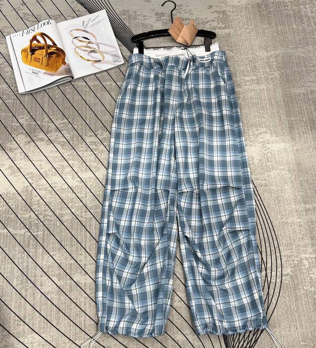 miumiu 2025夏季新款工装裤 双腰头设计格纹休闲裤 裤角抽身设计 版型百搭不挑人 拉长线条比例 单色Sml,