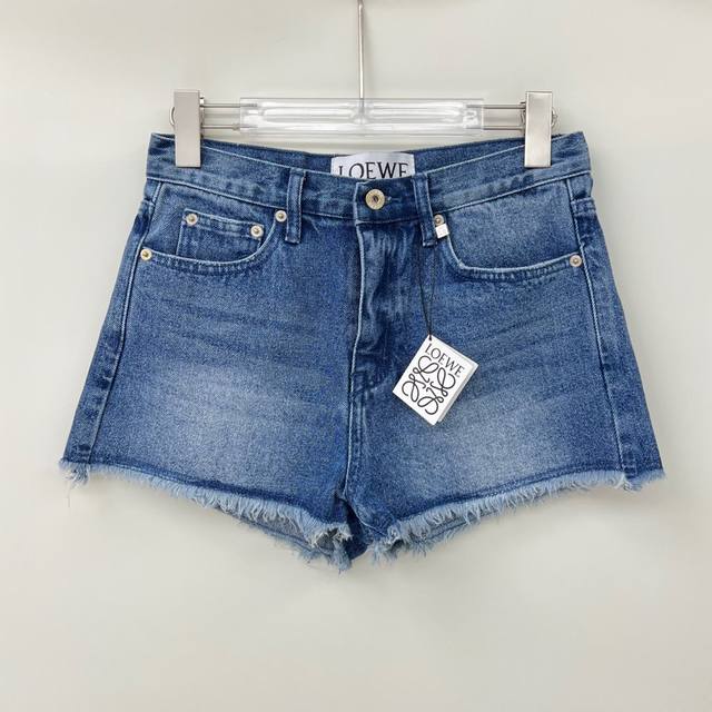 25新品 Loew*后袋刺绣Logo短裤 进口牛仔棉面料 柔软亲肤 任何身形都可以驾驭 后袋刺绣Logo设计 细节在线 整体时髦显气质 裤身立体裁剪 显瘦显腿长