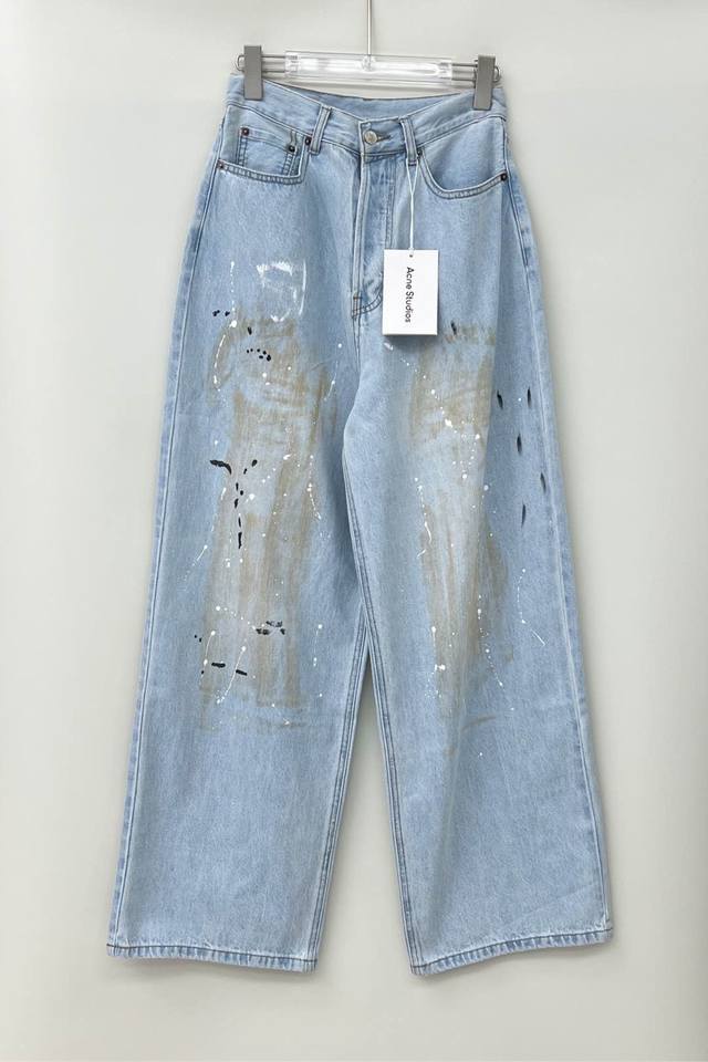 25新品 Acn*泼墨做旧宽松牛仔裤 裤身水洗做旧褪色工艺 视觉效果超级吸睛 经典浅蓝色系 做旧泼墨设计 个性新颖 百搭宽松裤型 随意一搭都显气质 百搭时髦高级