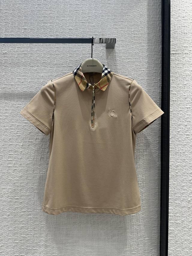 上新Burbe*Ry 25新品拉链领polo衫定位战马刺绣图案 经典版型上身巨显瘦 Vintage格纹拼接翻领 袖边设计英伦学院风 进口弹力棉面料质量舒适 强烈