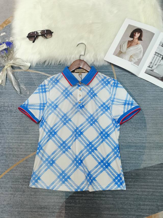 上新Burbe*Ry 25新品大格纹polo衫定位经典格纹图案 经典版型上身巨显瘦 Vintage格纹拼接翻领 袖边设计英伦学院风 进口弹力棉面料质量舒适 强烈