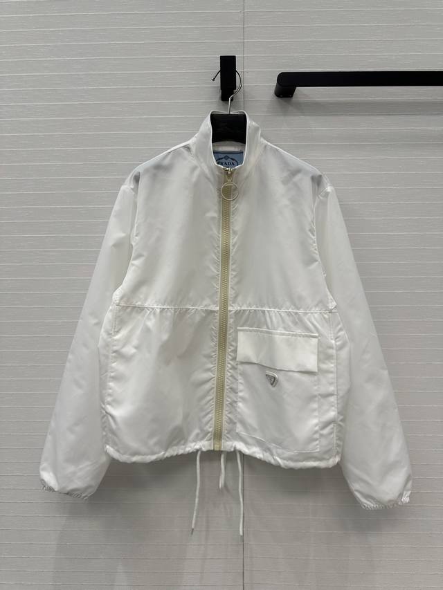独家首发原单品质 pr时髦精穿搭限量胶囊系列 再生尼龙拉链夹克防晒外套经典短款宽松版型下摆抽绳可调节设计 可甜可盐减龄时髦又帅气 原版定制五金配件 进口再生尼龙