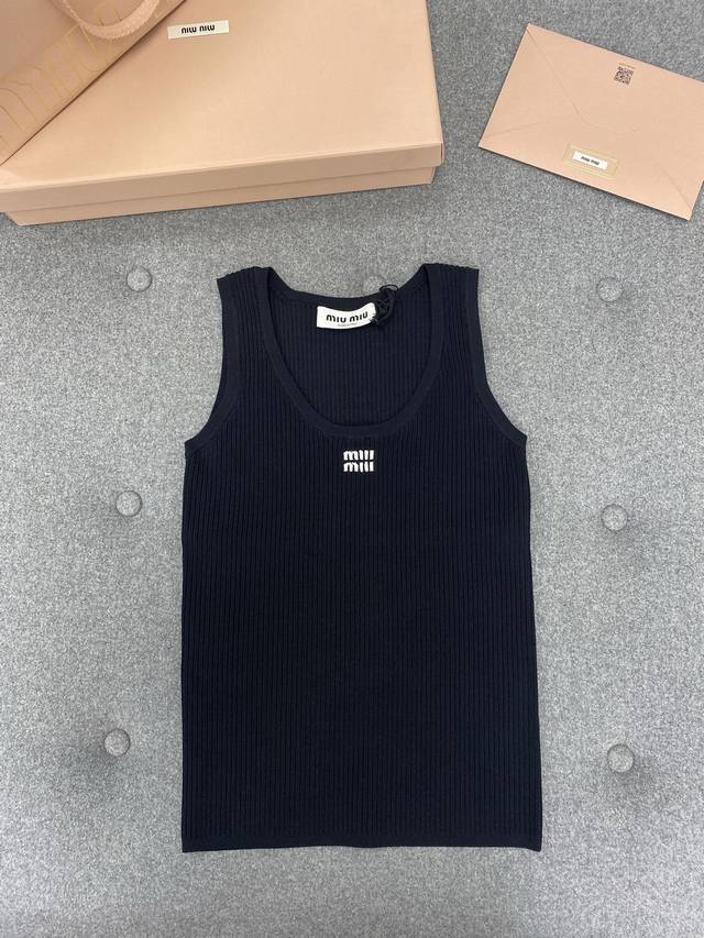 徽标饰粘纤背心上衣 各位辣妹看过来 今年夏季最时髦的黑色背心出货啦黑色造型真的很帅气 单穿和搭配都经典不过时 还原Zp 官方称其为Viscose面料 是由粘胶纤