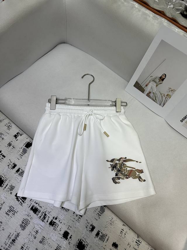 burberry 新款短裤 贴布绣花装饰 质感细腻软糯 经典减龄单品 设计时髦版型不挑人上身巨显瘦 高品质 两色尺码 Sml