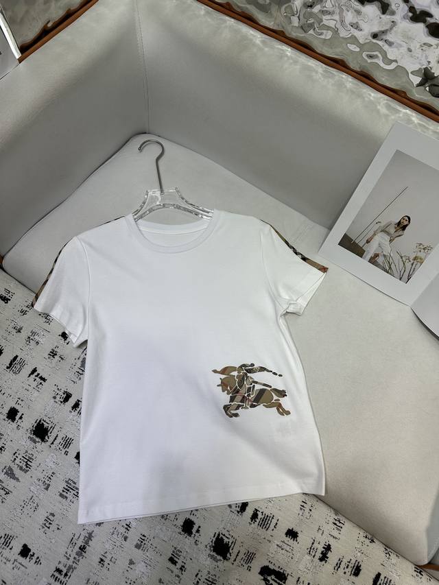 burberry 新款圆领上衣 贴布绣花装饰 质感细腻软糯 经典减龄单品 设计时髦版型不挑人上身巨显瘦 高品质 两色尺码 Sml