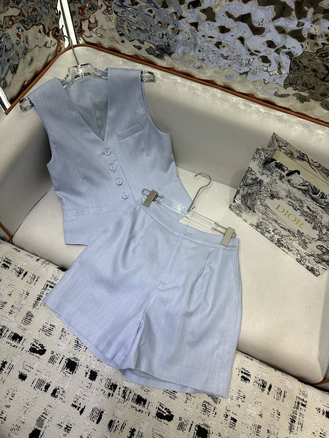 dior *2025新款马甲短裤套装 本布包边纽扣设计 麻料质地透气舒适 颜色极其适合夏季出行 两色 Sml