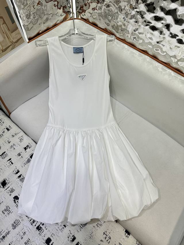 prada*2025夏季新款 背心花苞连衣裙 胸前三角标装饰 上下不同面料拼接设计 花苞裙版型减龄必备 两色Sml