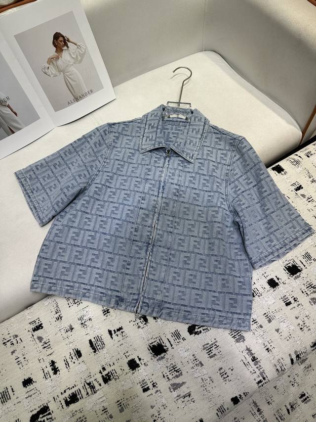 fendi*2025夏季新款 翻领拉链短袖外套短裤 整体牛仔提花面料 定制链头细节满满 短裤松紧腰头宽松有度 可分开批 上衣Sml 短裤