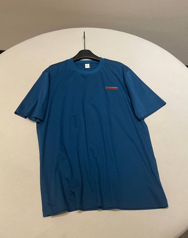 尺码 M L Xl berluti 胸口字母皮标棉质短袖T恤 匠心打造的时尚单品 精选 100% 优质棉质面料 触感柔软亲肤 穿着舒适透气 带来自在体验 圆领设