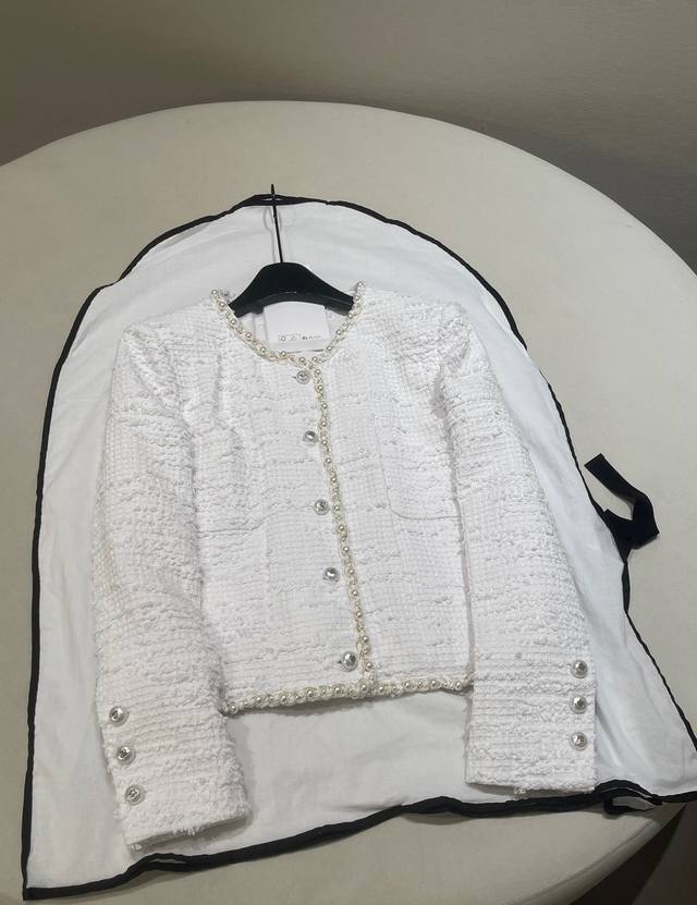 尺码 36 38 40 chane* 25p新款粗花呢珍珠扣装饰白月光外套 天花板白月光外套 拥抱永恒优雅简洁流畅的线条 勾勒出恰到好处的轮廓 完美贴合人体曲线