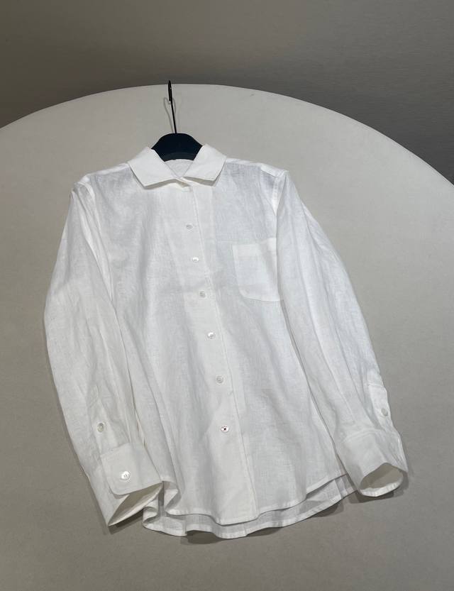 尺码 S M L lp 新款亚麻翻领衬衫 采用100%亚麻面料制成 天然质感 舒适宜人 Lp粉都喜欢的调性 成功有闲人都爱的低调柔和感 很好搭配 微宽松版型是遮