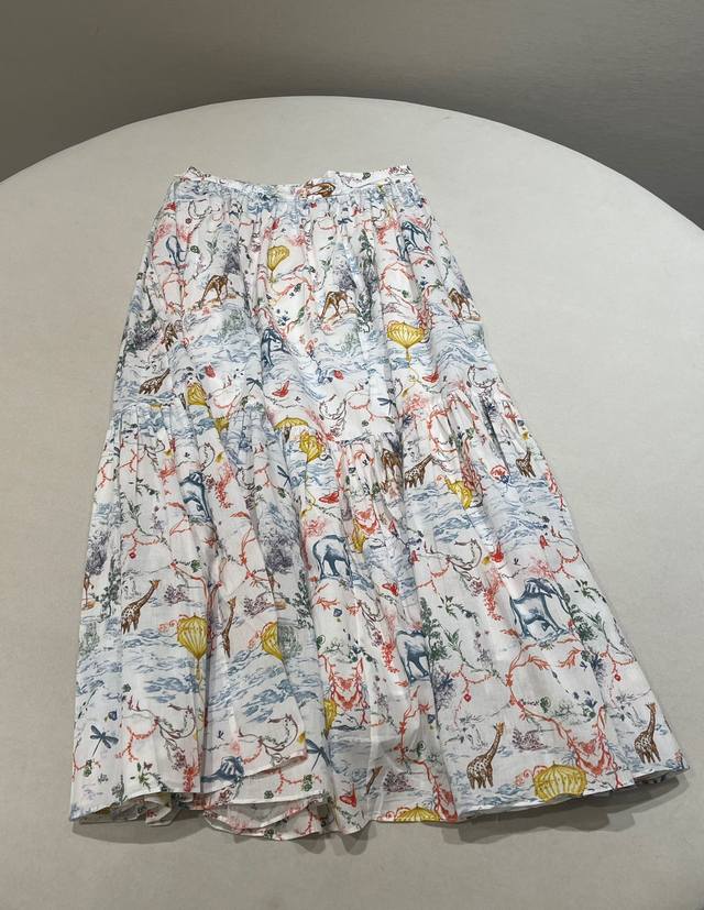 尺码 S M L dio*25新款丛林大象印花彩色棉质半身长裙 邂逅自然野趣 精选彩色棉质面料 亲肤透气 带来整日舒适体验 裙身以丛林为灵感源泉 生动呈现大象等
