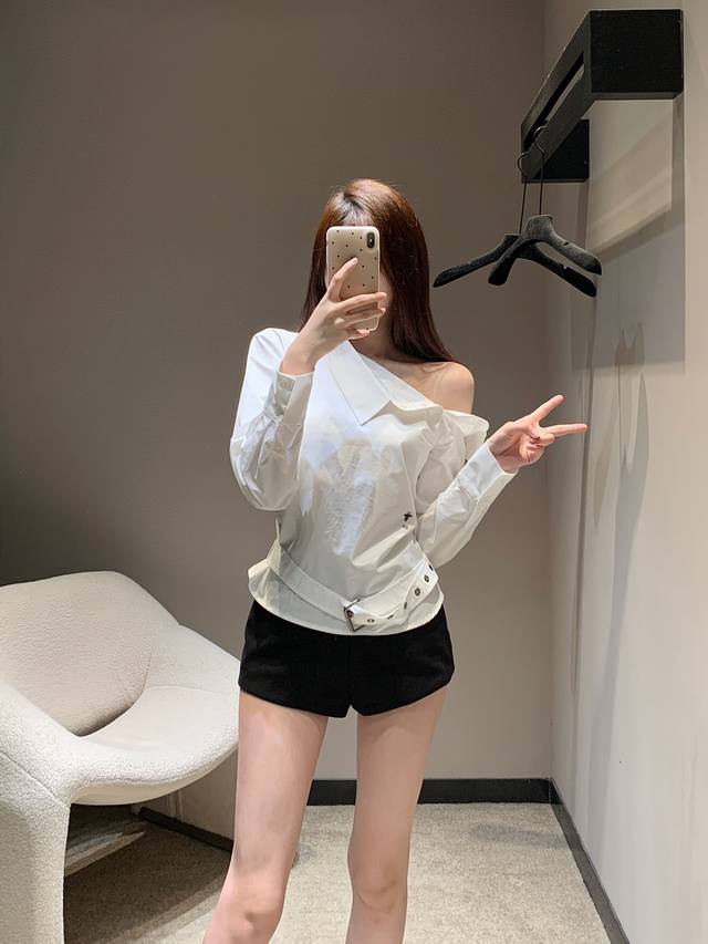 Dio* 25Ss春夏新款 蜜蜂刺绣露肩褶皱腰带短款衬衫丨独家高版出品 运用斜肩设计营造不对称美感 利用双侧褶皱元素实现修身效果 叠加腰带翻领为其注入时髦元素