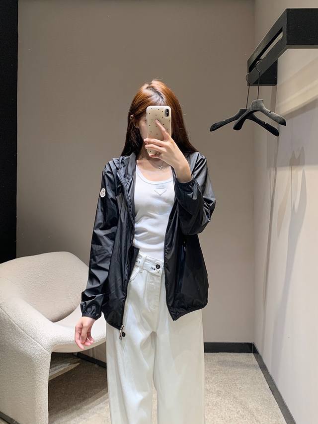 Moncle* 25Ss春夏新款 防风防晒连帽外套丨独家Yb开发 高版出品 衣服里的天花板穿着冰冰凉凉的 干爽不闷热轻盈透气速干 淡淡的樱花粉 不是那种非常艳的