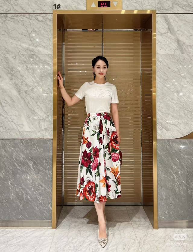 dg 原版白底大红花棉府绸紧身胸杯小上衣218款 棉府绸定位半裙 Smlxlxxl 棉府绸面料 水洗及时凉干 不可浸泡 不可漂白 不可翻转干燥 低温熨烫缓 建议
