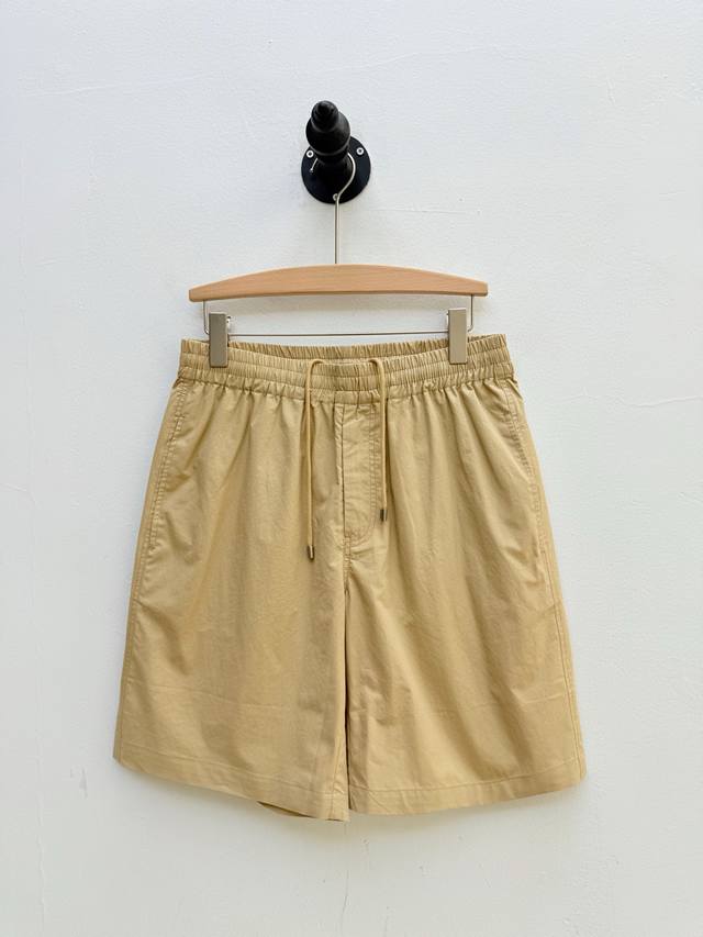 gu 印花压纹棉府绸短裤 代工厂p出品 春夏新品 单品右后裤袋的品牌Logo印花压纹 既呼应品牌标识 又以低调方式强化视觉层次 印花压纹工艺使得图案立体而不突兀