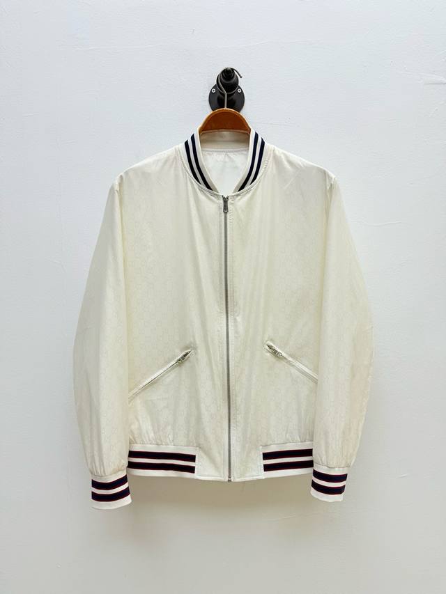 gu 双G提花飞行夹克 代工厂p出品 早春系列 夹克以品牌经典双G Logo为核心设计元素 通过满印工艺覆盖全身 图案采用几何对称 展现品牌标志性的复古美学 拉