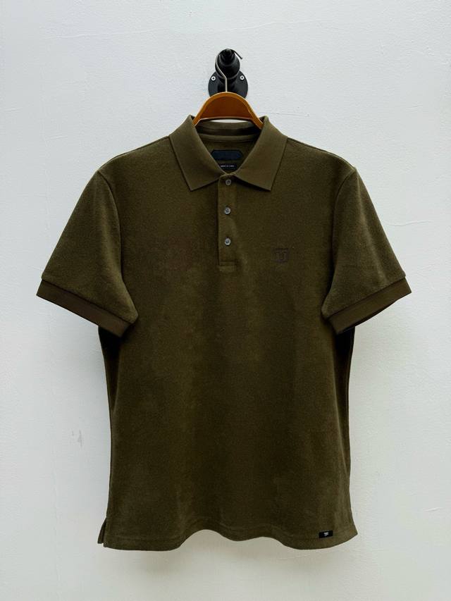 tf 毛巾棉徽标刺绣polo衫 代工厂p出品 春夏系列 胸口饰有经典品牌徽标刺绣 刺绣选用与服饰同色系的纱线 远观似纹路 近看方显标识 契合品牌 低调中见身份