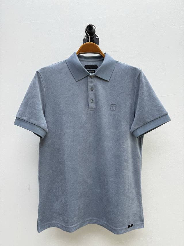 tf 毛巾棉徽标刺绣polo衫 代工厂p出品 春夏系列 胸口饰有经典品牌徽标刺绣 刺绣选用与服饰同色系的纱线 远观似纹路 近看方显标识 契合品牌 低调中见身份