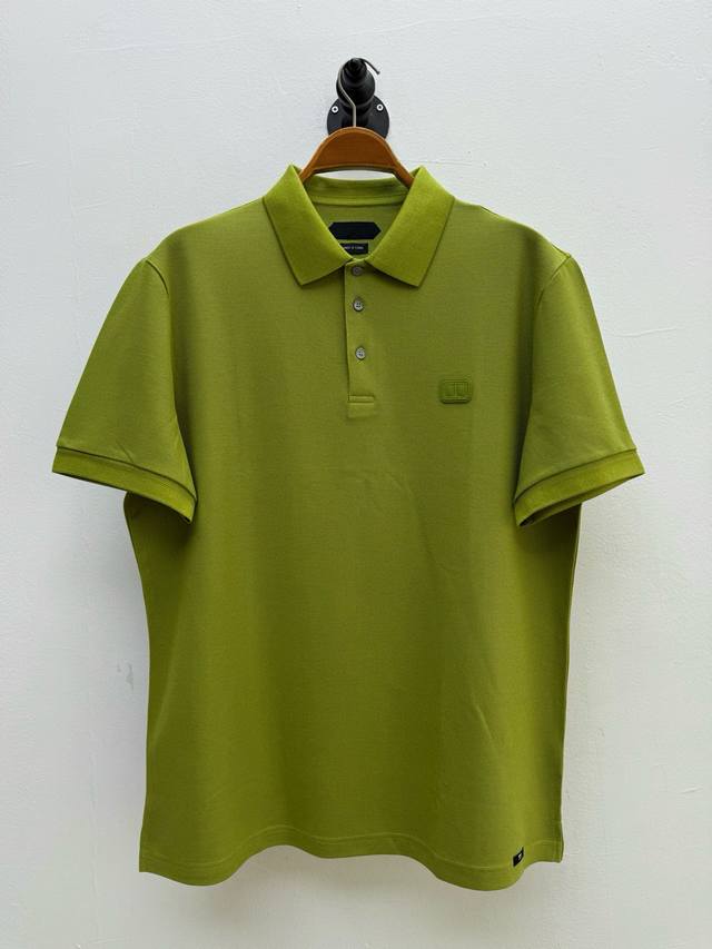 tf 经典徽标装饰polo衫 代工厂p出品 春夏系列 胸口采用同色系 哑光工艺呈现品牌极简徽标 避免浮夸却暗藏玄机 下摆处的 Tf 字母织带 点明品牌身份的同时