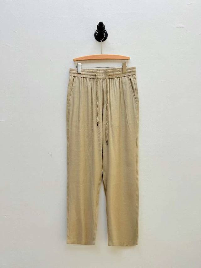 tf 抽绳亚麻休闲裤 代工厂p出品 春夏新品 单品背后右侧裤兜上品牌字样装饰条 以简洁的刺绣线条呈现 既是品牌标识 也是设计语言中的点睛之笔 这种克制的符号化处
