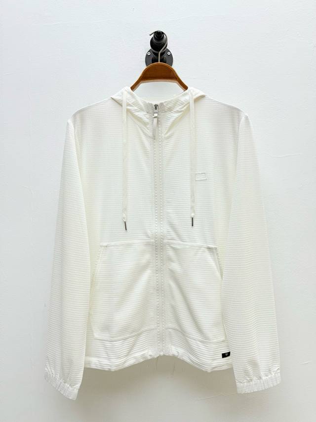 tf 速干连帽防晒衣 代工厂p出品 春夏系列 单品后领 Tf 标签 胸口徽标贴饰与下摆标签形成三角视觉锚点 既强化品牌标识度 又以哑光皮革饰边的细节提升质感 避