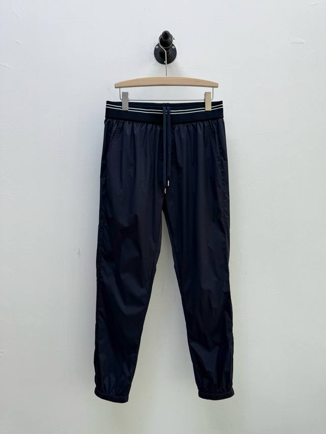 pr Re-Nylon腰头拼接运动裤 代工厂p出品 定织科技面料 日本聚酯纤维 轻质 轻盈 细腻柔滑 穿着舒适 针织腰抽绳设计 两侧插袋 后袋饰有涂珐琅三角形金