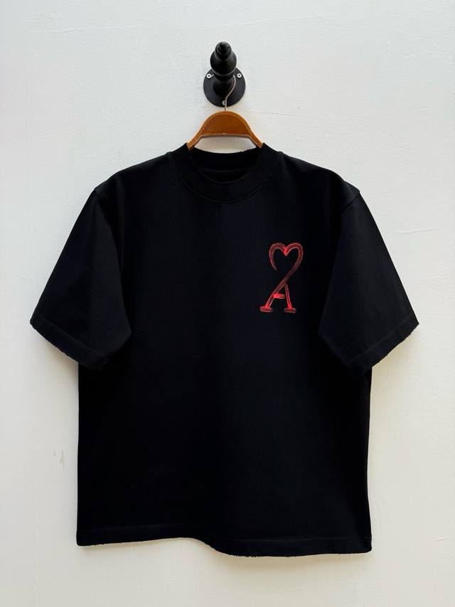 ami 手绘彩虹徽标圆领T恤 代工厂p出品 春夏系列 450G重磅面料 正面以红色手绘呈现品牌标志性Logo 笔触自然保留手工温度 与工业印花的规整感形成反差