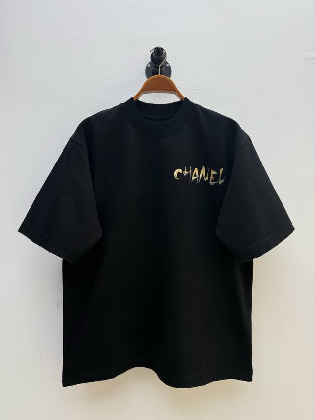 cha 手绘山茶花圆领T恤 代工厂p出品 春夏系列 450G重磅面料 胸前以手绘工艺勾勒品牌字样 通过微妙的色彩搭配 模拟立体的明暗结构 赋予字体3D的视觉效果