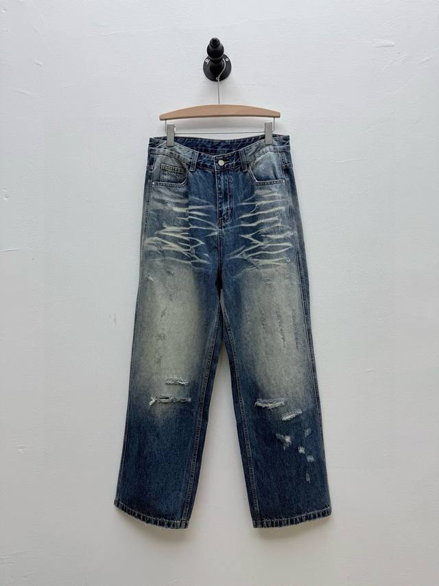 bal 液化Logo印花破洞阔腿牛仔裤 代工厂p出品 春夏新品 牛仔裤以品牌标志性 Beggy 宽松版型为核心 融合了工业美学和街头叛逆感 正面手工做旧划痕与不