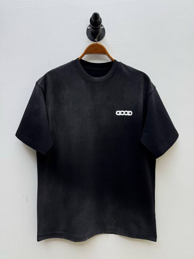 good 泼墨水洗做旧徽标圆领T恤 代工厂p出品 春夏新品 单品以标志性的解构主义为核心 通过不对称的水洗做旧处理和泼墨点缀打破传统T恤的规整感 赋予单品粗犷的